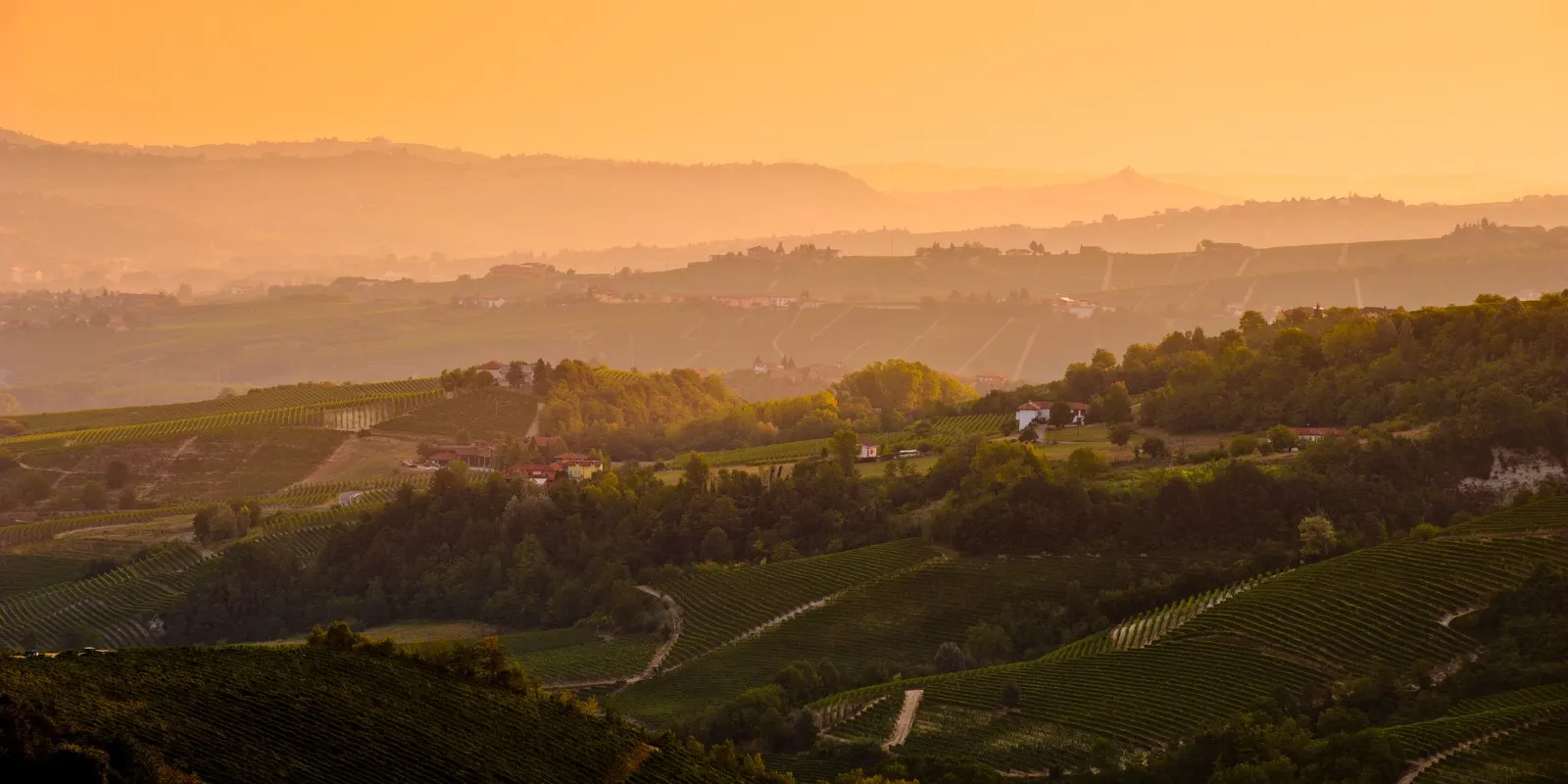 Langhe puesta del sol